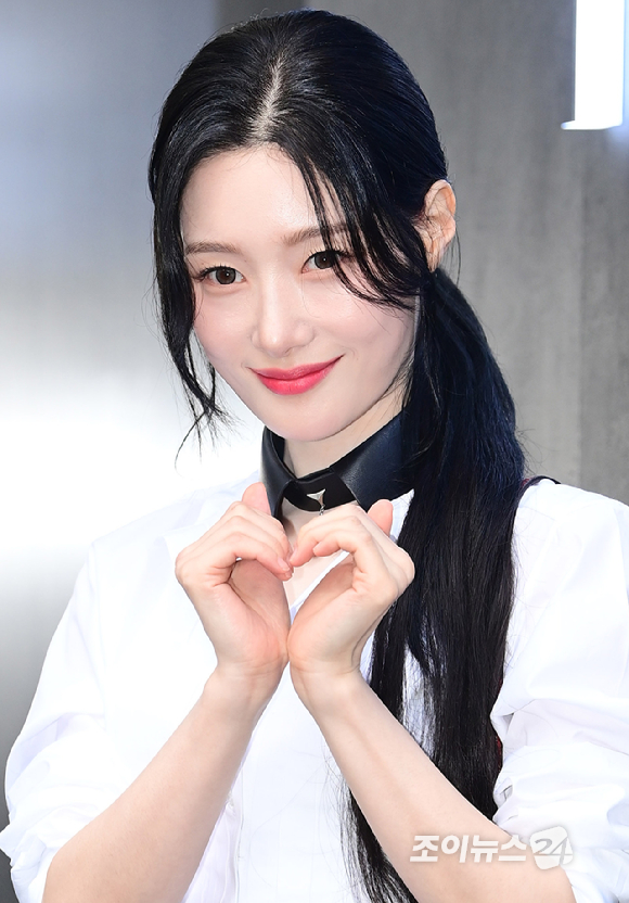 배우 겸 가수 정채연(아이오아이)이 15일 오후 서울 강남구 청담동 인근에서 열린 펜디, 마리아 그라치아 키우리 2026 윈터 컬렉션 런칭 행사에 참석하고 있다. [사진=정소희 기자]