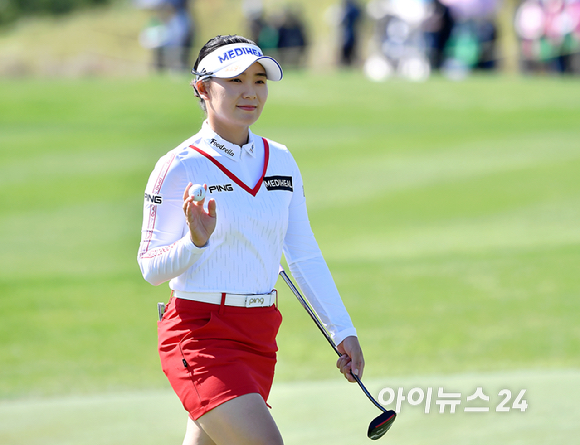 24일 인천 베어즈베스트 청라 (파72/6,712야드)에서 열린 '하나금융그룹 챔피언십' (총상금 15억원, 우승상금 2억 7천만 원) 최종 라운드에서 이다연이 버디를 잡은 뒤 팬들에게 인사하고 있다. [사진=곽영래 기자]