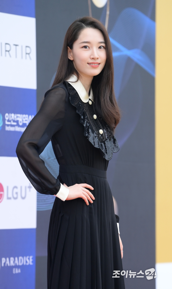 배우 원지안이 19일 인천광역시 중구 파라다이스시티에서 열린 '제1회 청룡시리즈어워즈' 시상식에 참석해 레드카펫을 밟고 있다. [사진=정소희 기자]