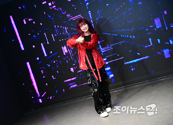 크리에이터 춤추는나율이 15일 서울 성수동 통일타워에 위치한 '케이팝 아케이드'(KPOP ARCADE)에 방문해 대표 프로그램 '비 더 아이돌'(Be The IDOL) 클래스 체험을 하고 있다. [사진=정소희 기자]