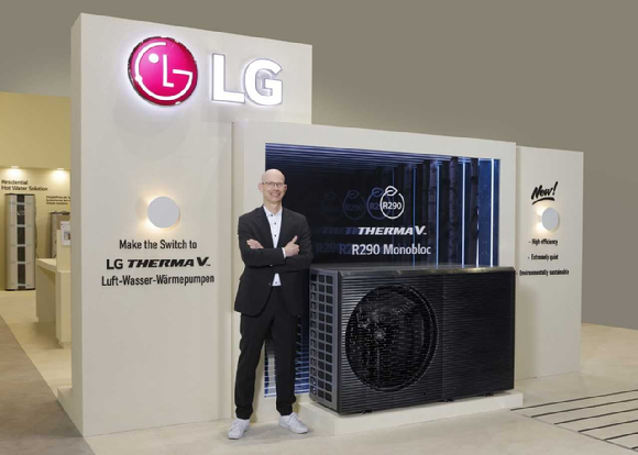 LG전자 직원이 'ISH 2023'에서 차세대 친환경 냉매 R290을 적용한 실내외기 일체형 히트펌프 신제품 '써마브이 R290 모노블럭'을 소개하고 있다. [사진=LG전자]
