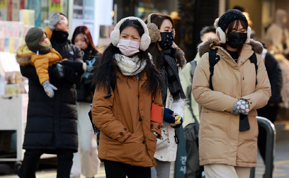 서울 명동에서 두꺼운 외투와 방한용품으로 중무장한 외국인 관광객들이 길을 걷고 있다. [사진=연합뉴스]