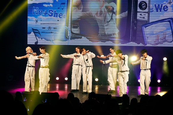 앰퍼샌드원이 일본 시부야구 문화종합센터 오와다 덴쇼홀에서 팬 콘서트 2026 AMPERS&ONE FAN-CON IN TOKYO(2026 앰퍼샌드원 팬-콘 인 도쿄)를 통해 팬들을 만나고 있다. [사진=FNC엔터테인먼트]