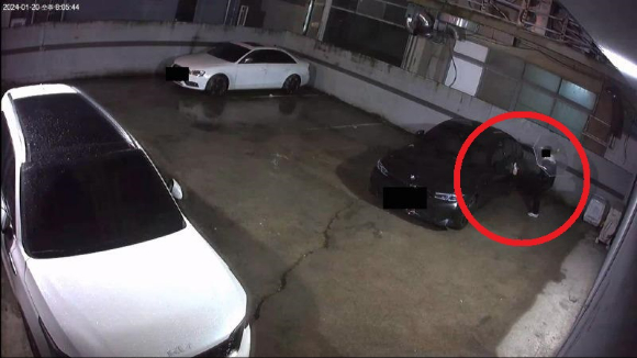 한 차주가 사례금 50만원을 약속하며 자신의 차량을 무차별하게 훼손하고 사라진 무리를 찾아달라는 호소가 전해졌다. 위 사진은 차주가 공개한 차량 피해. [사진=온라인 커뮤니티]