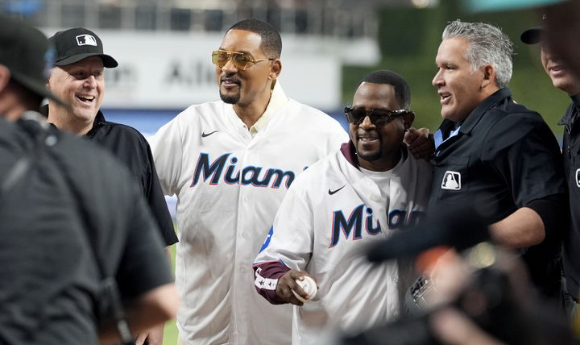 배우 윌 스미스(왼쪽에서 세 번째)와 마틴 로렌스가 지난 6일(한국시간) 미국 플로리다주 마이애미에 있는 말린스 스타디움에서 열린 메이저리그(MLB) 마이애미 말린스와 탬파베이 레이스전 시구자로 초청됐다. [사진=뉴시스]