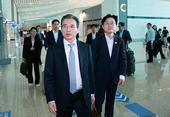 한미 관세 협상 후속 논의와 관련, 하워드 러트닉 미국 상무부 장관과 협상할 예정인 김용범 대통령실 정책실장과 김정관 산업통상부 장관이 16일 인천국제공항 제2여객터미널을 통해 미국 워싱턴DC로 출국하고 있다. 2025.10.16 [사진=연합뉴스]