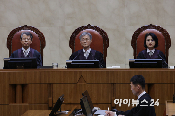 조희대 대법원장이 1일 오후 서울 서초구 대법원에서 이재명 더불어민주당 대선 후보의 공직선거법 위반 사건 상고심 선고를 위해 재판을 준비하고 있다. [사진=사진공동취재단]