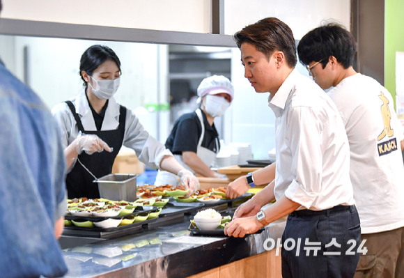 이준석 개혁신당 대선 후보가 21일 경기 성남시 가천대학에서 진행한 '학식먹자 이준석' 행사에서 학식을 들고 이동하고 있다. [사진=곽영래 기자]