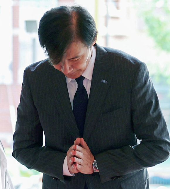 조국혁신당 조국 혁신정책연구원장이 4일 서울 종로구 조계사를 방문, 대웅전에서 삼배하고 있다. 2025.9.4 [공동취재] [사진=연합뉴스]