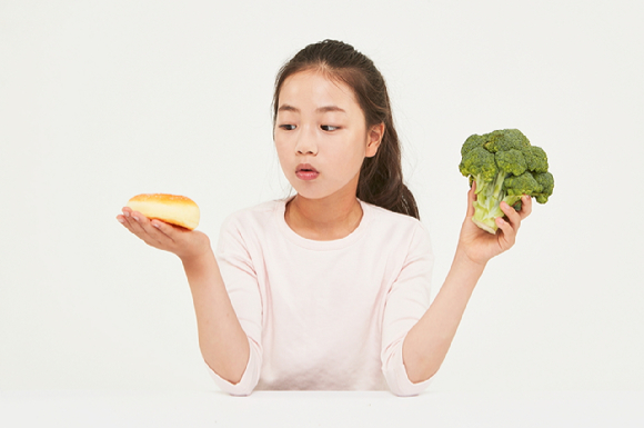 성장기 아이들은 무리한 감량보다는 고열량 음식 섭취를 먼저 줄이는 게 비만관리에 좋다. [사진=함소아한의원]