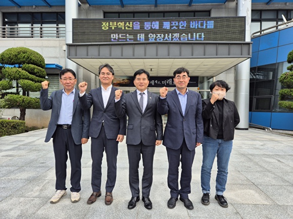 지난 28일 이병진 의원이 평택지방해양수산청과 평택함 해양안전체험관을 방문을 마치고 기념 촬영을 하고 있다. [사진=이병진 의원실]