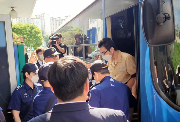 경기 성남시 분당 흉기 난동 관련 첫 재판이 열리는 14일 오전 최원종이 법정으로 들어가고 있다. 2023.9.14. [사진=뉴시스]