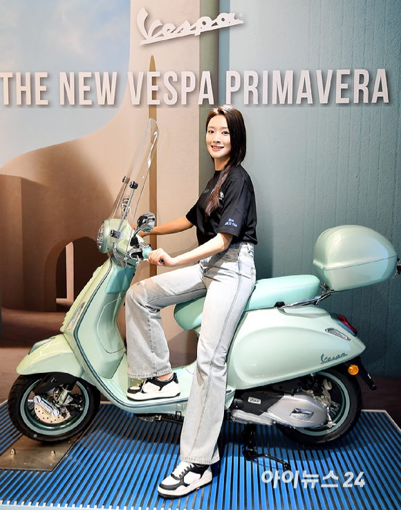 이탈리아 아이코닉 모터사이클 브랜드 베스파가 12일 오전 서울 강남구 베스파 모토플렉스 서울점에서 신모델을 공개했다.모델이 베스파 프리마베라 앞에서 포즈를 취하고 있다. [사진=곽영래 기자]