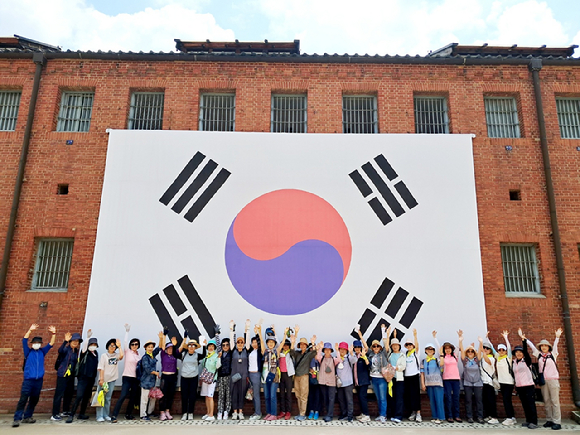 숲 교육 전문업체 주식회사 초록이솔(대표 김정수)이 진행하는 'B.M.W 타고 떠나는 도시숲여행' 참가자들이 기념촬영을 하고 있다. [사진=주식회사 초록이솔]