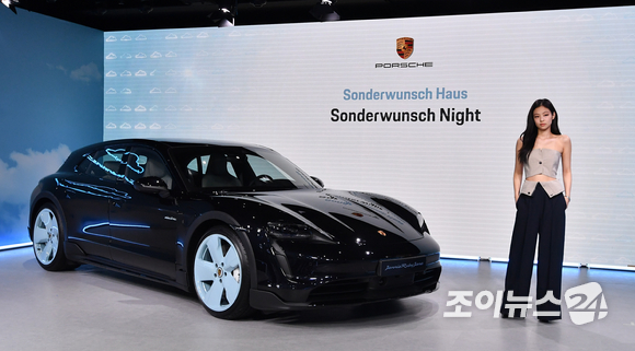 그룹 블랙핑크 제니가 12일 오후 서울 신사동 포르쉐 존더분쉬 하우스(Porsche Sonderwunsch Haus)에서 열린 '타이칸 4S 크로스 투리스모 포 제니 루비 제인(Taycan 4S Cross Turismo for Jennie Ruby Jane)' 공개 포토콜에 참석해 포즈를 취하고 있다. [사진=김성진 기자]