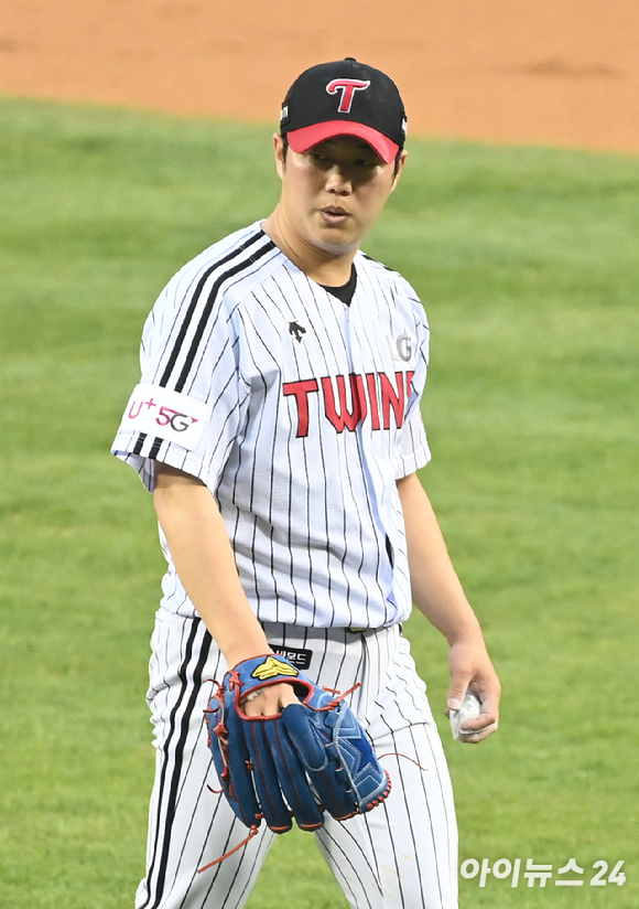 10일 오후 경기도 수원 KT위즈파크에서 열린 '2023 프로야구 KBO리그' 포스트시즌 한국시리즈 3차전 KT 위즈와 LG 트윈스와의 경기가 열렸다. 5회말 1사 2,3루 LG 함덕주가 역투하고 있다. [사진=곽영래 기자]