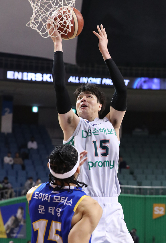 원주 DB 푸르미 소속 농구선수 김종규. [사진=KBL]