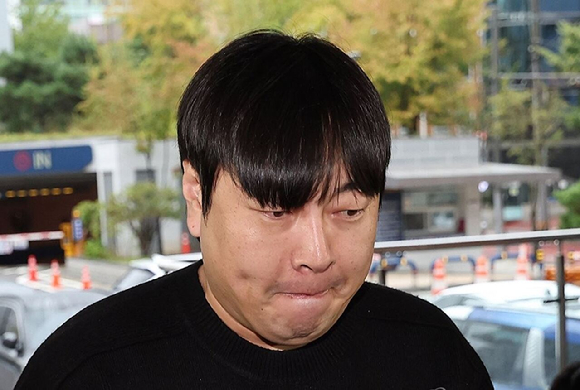 인터넷 불법 도박 사실을 고백한 코미디언 이진호가 지난해 10월 22일 오후 관련 조사를 받기 위해 서울 강남경찰서로 출석하고 있다. [사진=연합뉴스]