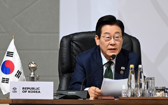 이재명 대통령이 23일(현지시간) 남아프리카공화국 요하네스버그 나스렉 엑스포센터에서 열린 주요 20개국(G20) 정상회의 제3세션에서 발언하고 있다. 2025.11.23 [G20 조직위 제공. 재판매 및 DB 금지] [사진=연합뉴스]