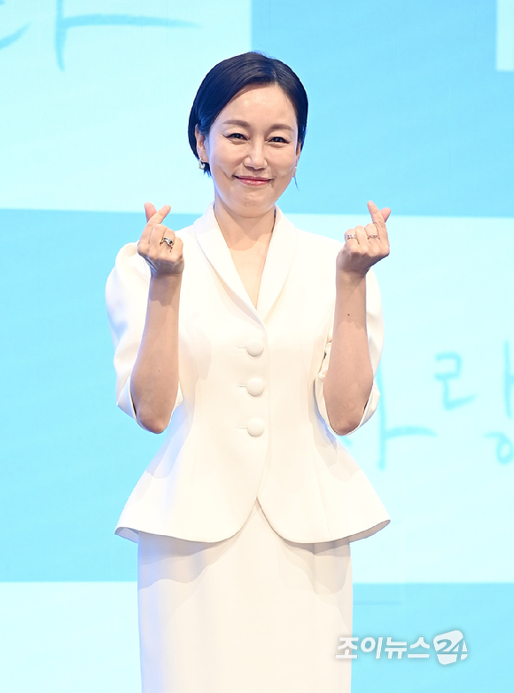 배우 진경이 22일 오후 서울 구로구 신도림 디큐브시티 더세인트에서 열린 KBS2 주말드라마 '사랑이 온다' 제작발표회에서 포토타임을 갖고 있다. [사진=곽영래 기자]