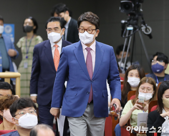 권성동 국민의힘 당대표 직무대행 겸 원내대표가 15일 서울 여의도 국회 의원회관에서 열린 탈북선원 강제북송 사건에 대한 법적 고찰 및 재발 방지 방안 마련을 위한 토론회에 참석하고 있다. [사진=김성진 기자]