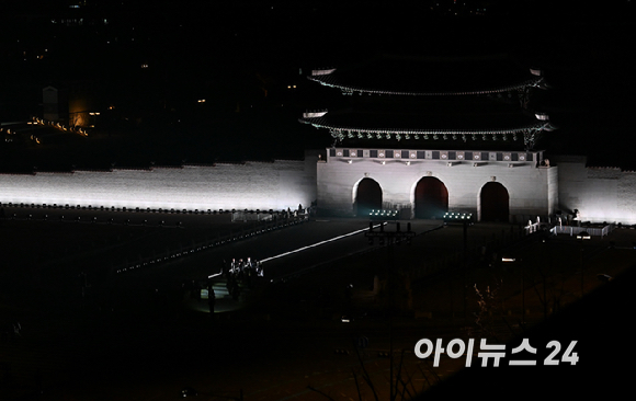 방탄소년단(BTS)이 21일 오후 서울 광화문 광장에서 정규 5집 '아리랑(ARIRANG)' 앨범 발매를 기념해 컴백 무대를 선보이고 있다. [사진=사진공동취재단]