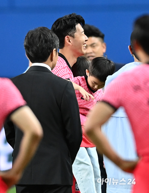 6일 오후 대전월드컵경기장에서 열린 대한민국과 칠레의 친선경기에서 대한민국이 2-0 승리를 거뒀다. 센추리 클럽(A매치 100경기 출전)에 가입한 손흥민이 조카들과 기념촬영을 하고 있다. [사진=김성진 기자]