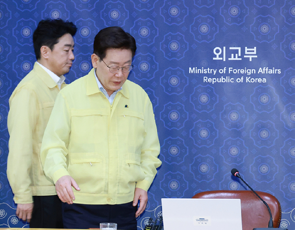 이재명 대통령이 27일 서울 외교부 청사에서 열린 네팔 홍수 대응 긴급회의에 입장하고 있다. 2026.8.27 [사진=연합뉴스]