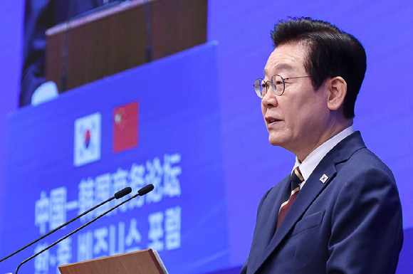 중국을 국빈방문 중인 이재명 대통령이 5일 베이징 조어대에서 열린 한&middot;중 비즈니스 포럼에서 발언하고 있다. 2026.1.5 [사진=연합뉴스]