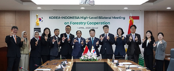 박은식 산림청장(오른쪽에서 여섯번째)과 안토니 인도네시아 산림부장관(왼쪽에서 7번째)가 기념사진을 촬영하고 있다 [사진=산림청]