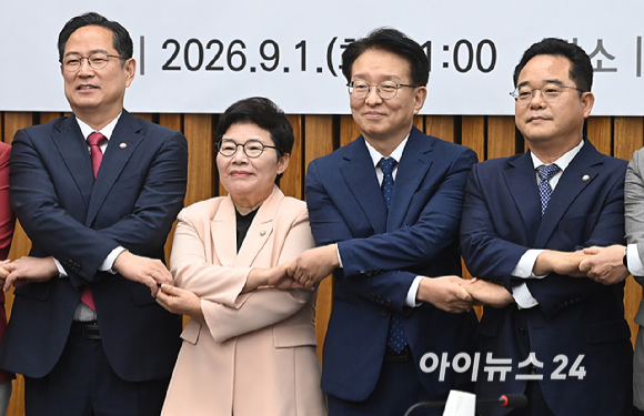 더불어민주당 권칠승 정책위의장과 국민의힘 임이자 정책위의장 등 참석자들이 1일 서울 여의도 국회에서 열린 더불어민주당&ndash;국민의힘 정책위원회 연석회의에서 기념촬영을 하고 있다. [사진=곽영래 기자]