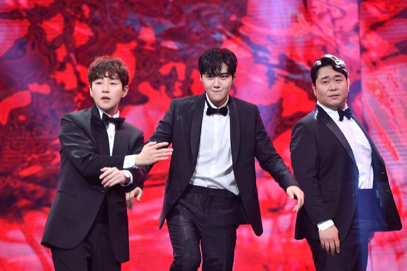 지난 연말 '2020 KBS 연예대상' 시상식에서 '1박 2일' 팀이 멋진무대를 선보이고 있다. [사진=KBS]