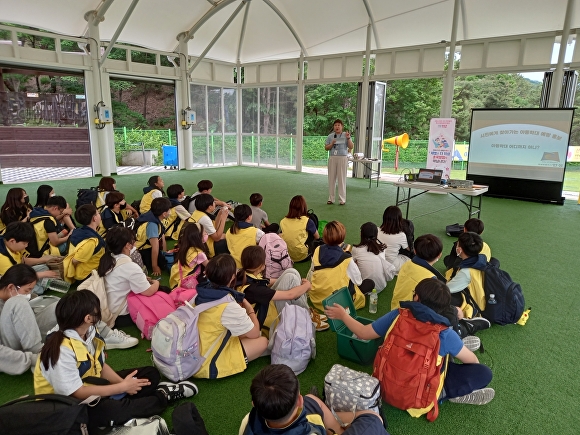 지난 19일 경기도 안성시의 다목적 야영장을 방문한 청소년들을 대상으로 아동학대 예방 교육을 진행하고 있다. [사진=안성시]
