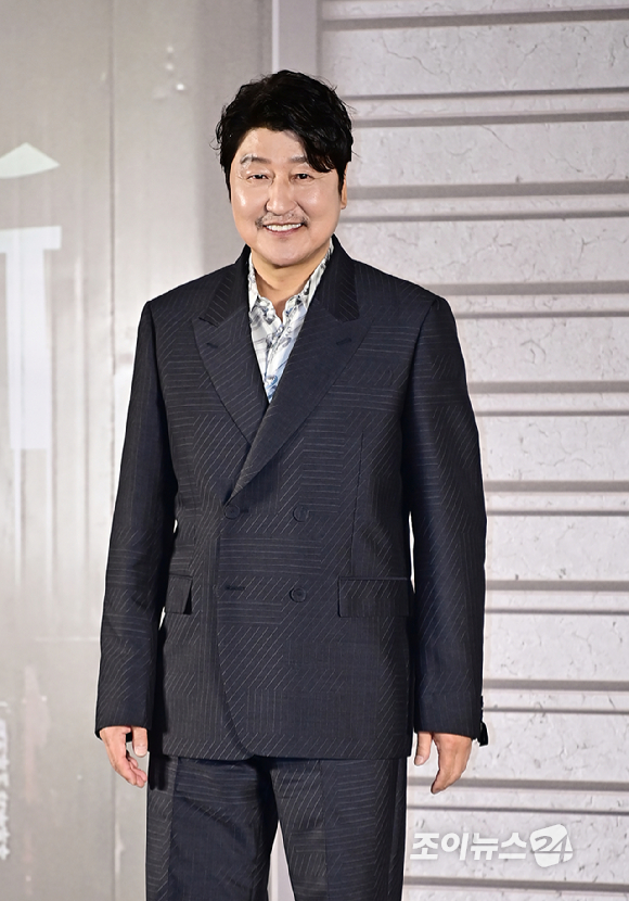 배우 송강호가 29일 오전 서울 CGV 용산 아이파크몰점에서 열린 영화 '거미집' 제작보고회에서 포토타임을 갖고 있다. [사진=곽영래 기자]