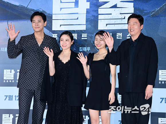 (왼쪽부터)주지훈-박희본-김태곤 감독-김수안-김희원이이 8일 오후 서울 CGV 용산아이파크몰에서 열린 영화 '탈출: 프로젝트 사일런스'(감독 김태곤) 언론시사회에 참석하고 있다. [사진=정소희 기자]