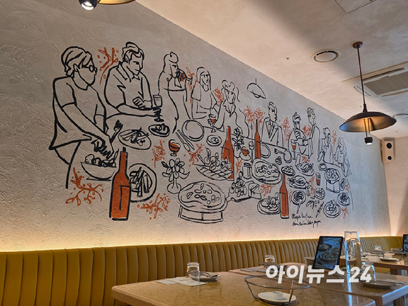 올리페페 강남점 내부. 한쪽 벽면에는 와인이 진열돼 있고, 매장 중앙에는 대형 피자 화덕이 자리하고 있다. [사진=구서윤 기자]