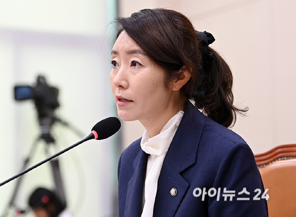 강선우 여성가족부 장관 후보자가 14일 서울 여의도 국회 여성가족위원회에서 열린 인사청문회에서 질의에 답변하고 있다. [사진=곽영래 기자]
