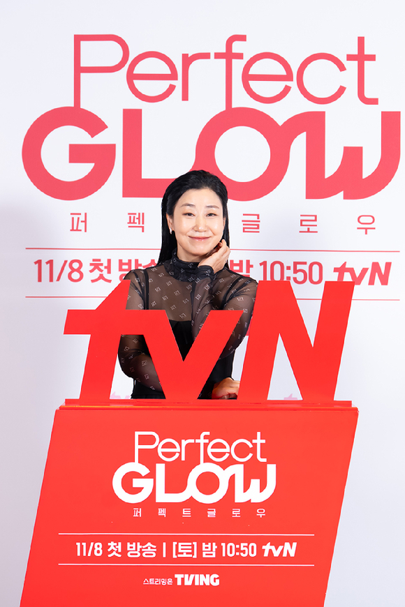 배우 라미란이 6일 오전 온라인 중계로 진행된 tvN '퍼펙트 글로우' 제작발표회에 참석해 포즈를 취하고 있다. [사진=tvN]