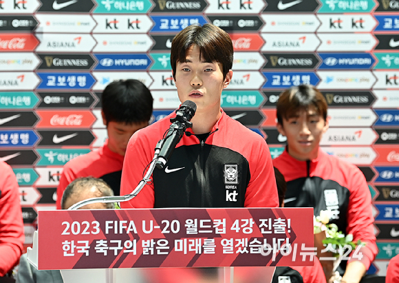 20세 이하 월드컵에서 4강 진출을 이룬 우리 축구 대표팀이 14일 오후 인천국제공항을 통해 귀국한 뒤 환영행사에서 인사말을 하고 있다. [사진=곽영래 기자]