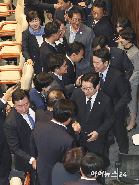 이재명 대통령이 4일 서울 여의도 국회 본회의에서 2026년도 예산안 및 기금운용계획안에 대한 정부의 시정연설을 마치고 나서며 의원들과 인사를 하고 있다. [사진=국회사진기자단]
