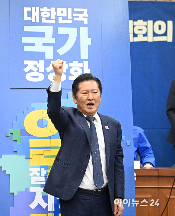 더불어민주당 정청래 대표가 23일 국회에서 열린 민주당 광역단체장 후보 연석회의에 참석해 '대한민국 국가 정상화' 퍼즐 완성 후 포즈를 취하고 있다. [사진=곽영래 기자]
