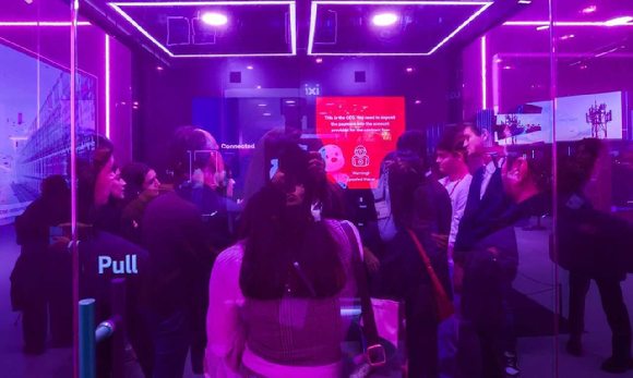 스페인 바르셀로나 피라 그란 비아(Fira Gran Via) 제3홀 전시장에 마련된 LG유플러스 안티딥보이스 체험존에서 참관객들이 자신의 목소리와 AI 음성을 구분하는 체험을 진행하는 모습. [사진=LGU+]