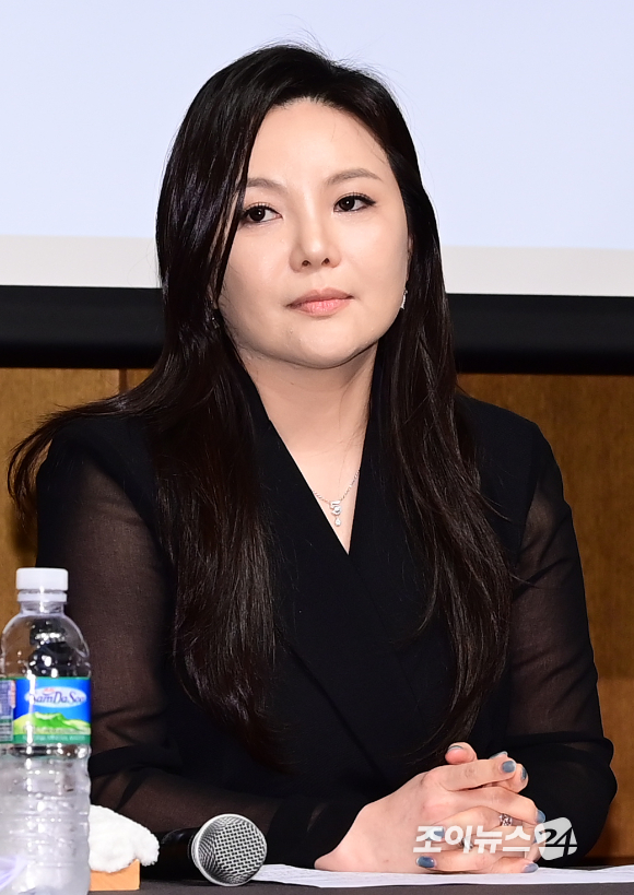 그룹 엑소의 첸백시 (그룹 엑소 첸 백현 시우민) 소속사 INB100이 10일 오후 서울 장충동 신라호텔에서 SM엔터테인트의 부당한 처사를 고발하는 기자회견을 열었다. INB100의 모기업인 원헌드레드의 차가원 회장(건설사 피아크 그룹 회장)이 참석하고 있다. [사진=정소희 기자]