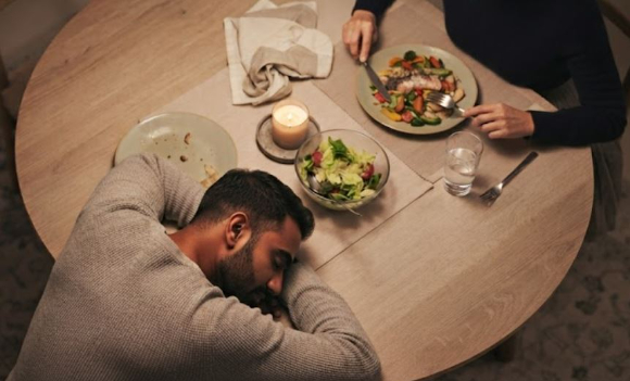 자신의 수면 부족이 배우자의 식사에도 영향을 미칠 수 있다는 연구 결과가 나왔다. 본 기사와 무관한, AI 생성 이미지. [사진=제미나이 생성 이미지]