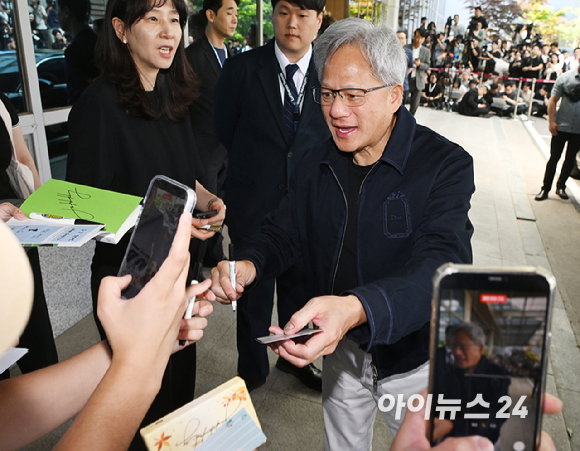 젠슨 황 엔비디아 최고경영자(CEO)가 5일 오후 전세기를 통해 서울김포비즈니스항공센터로 입국해 시민들의 사인 요청에 응하고 있다. [사진=정소희 기자]