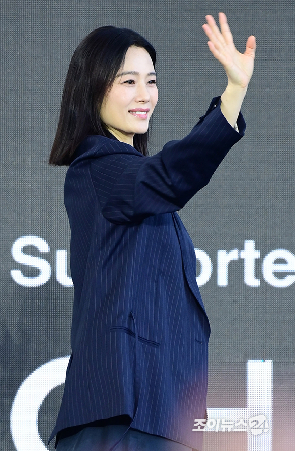 배우 김현주가 9일 부산 해운대구 영화의전당에서 열린 제31회 부산국제영화제 '실낙원' 무대인사에 참석하고 있다. [사진=정소희 기자]