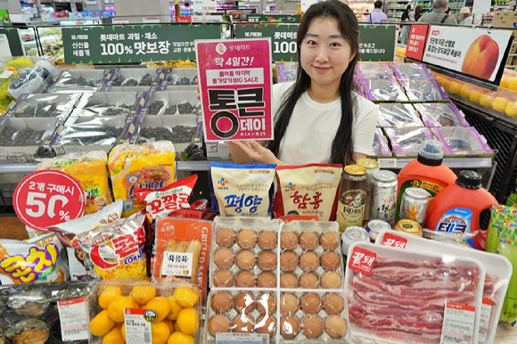 모델이 롯데마트 '통큰데이' 행사 품목을 소개하고 있다. [사진=롯데마트]