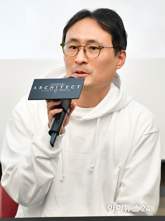 14일 부산 해운대구 벡스코에서 열린 국제게임전시회 '지스타 2024' 하이브 아이엠 아키텍트 간담회에서 김민규 하이브IM 사업실장이 질문에 답변하고 있다. [사진=곽영래 기자]