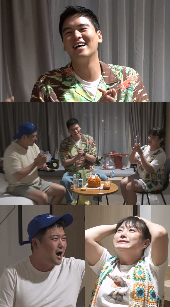'나혼자산다' 전현무와 박나래가 이장우의 생일파티를 열어 축하해주고 있다. [사진=MBC]