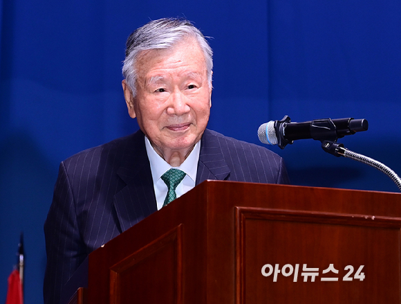 이중근 부영그룹 회장 겸 우정교육문화재단 이사장이 26일 서울 중구 대한상공회의소 국제회의장에서 열린 '2026년 제2학기 장학금 수여식'에 참석해 인사말을 하고 있다. [사진=정소희 기자]